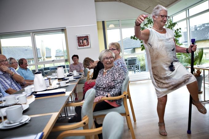 Hver onsdag er der eftermiddagskaffe og hygge i fælleshuset i seniorbofællesskabet Frødalen i Høje-Taastrup. Formanden har lige løftet en vægtstang, men 74-årige Tove Mogensen tager en svingom med den i stedet.